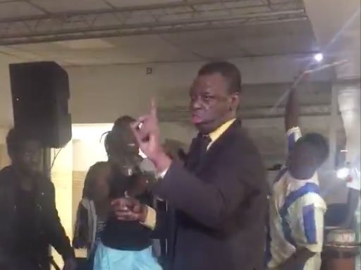 Vidéo-Il danse le «Mbalakh » avec style…Qui fait mieux? A mourir de rire…Regardez