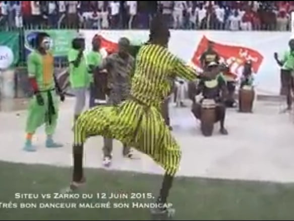 Vidéo: Le handicapé qui n&rsquo;a aucun handicap sur la danse… A mourir de rire