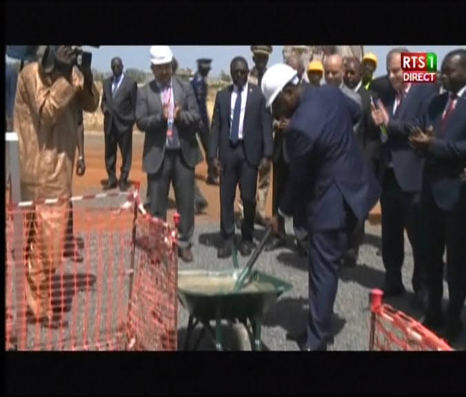 Vidéo- Macky Sall a procédé à la pose de la 1-ère pierre du Palais des sports