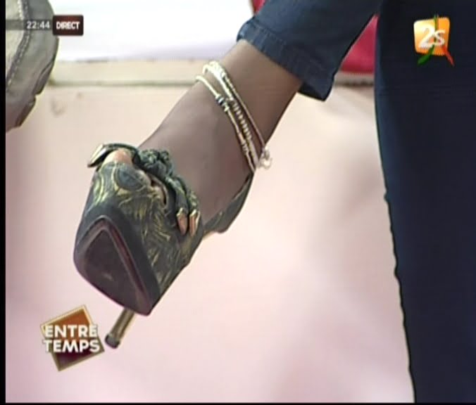 Vidéo: Révélation sur les filles qui portent des chaînes au pied …Regardez
