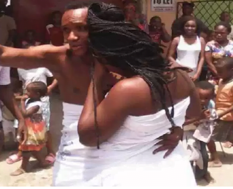 Le sexe du jeune homme reste coincé dans celui de la fille du marabout