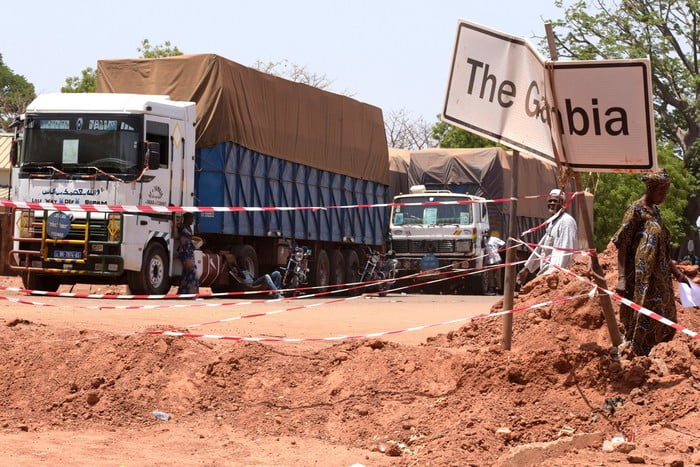 25o  camions de l’Unacois bloqués à la frontière avec la Gambie