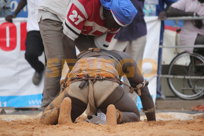(32) Photos: La chute de Boye Djiné face à Clé Mansour