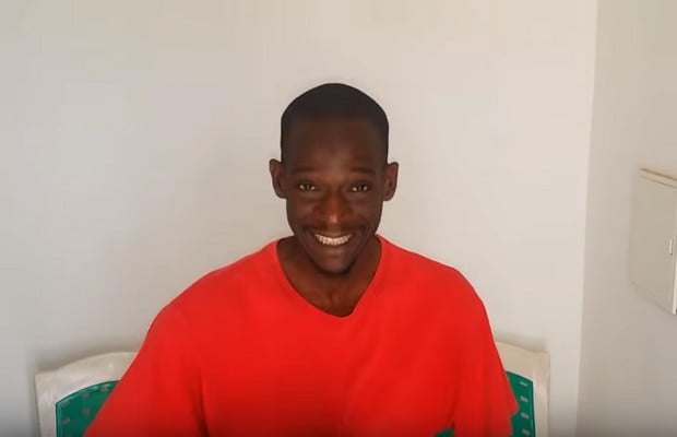 Vidéo – Humour: ce guignol vous présente sa nouvelle technique de changement de Tee-shirt