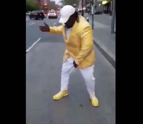 Vidéo: le lutteur Ness fait son show dans les rues de New York