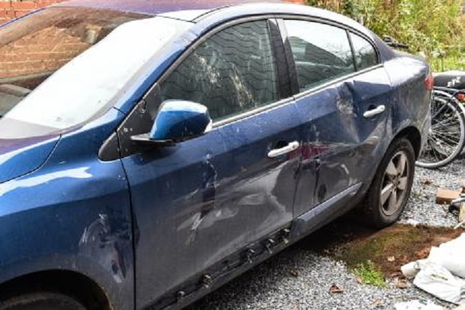 Audio: La portière de sa voiture a été défoncée et du matériel important emporté
