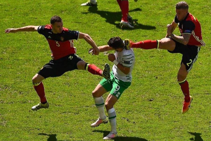 Arrêt sur image: Football ou « kung fu »