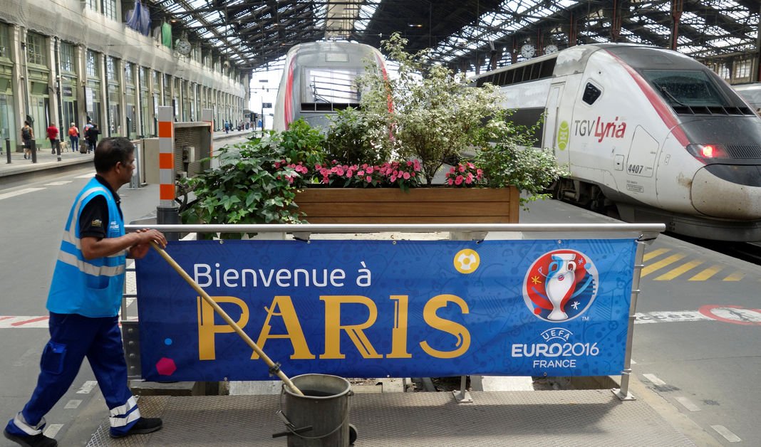 Euro 2016 : face aux grèves, Hollande rassure