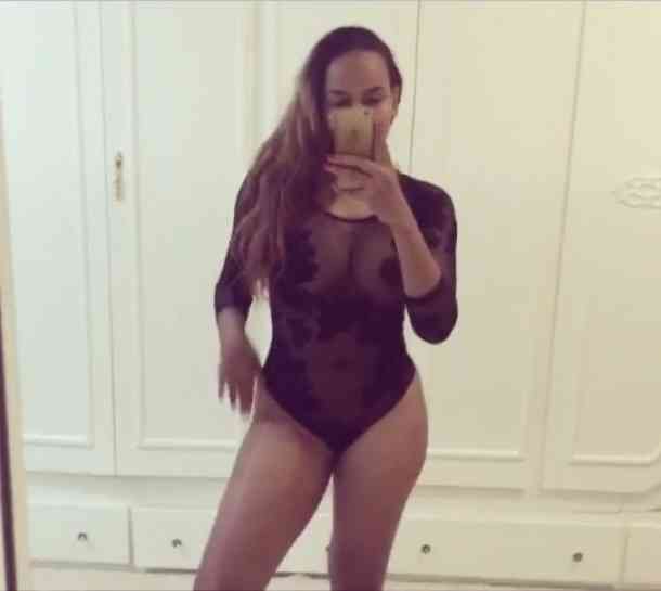 Vidéo: Karina Tavarez devant son miroir en lingerie – Ragardez.