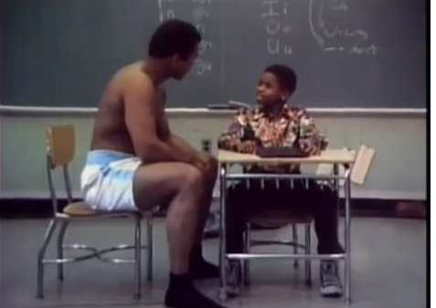 Vidéo: Muhammad Ali surprend un élève en classe