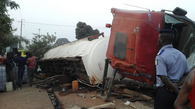 Accident: Un camion-citerne avec 45000 litres de gasoil se renverse à Gandiaye