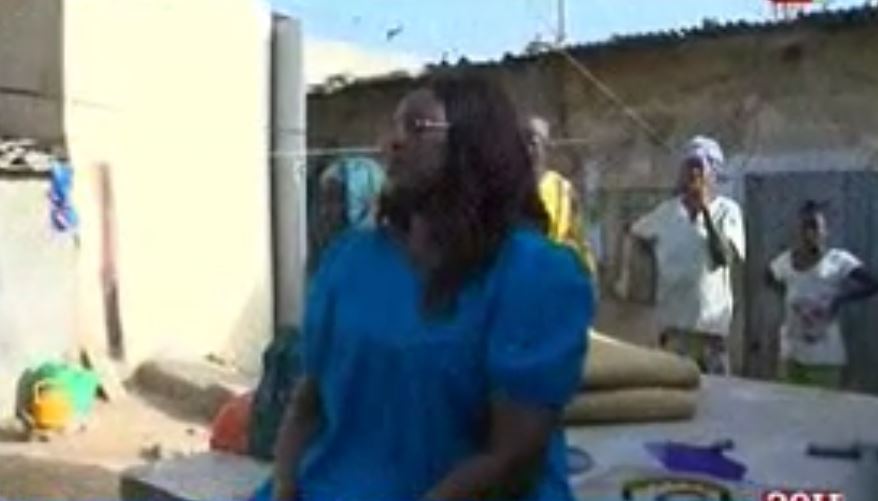 Vidéo: Visite de Marième Faye Sall aux familles démunies de la banlieue