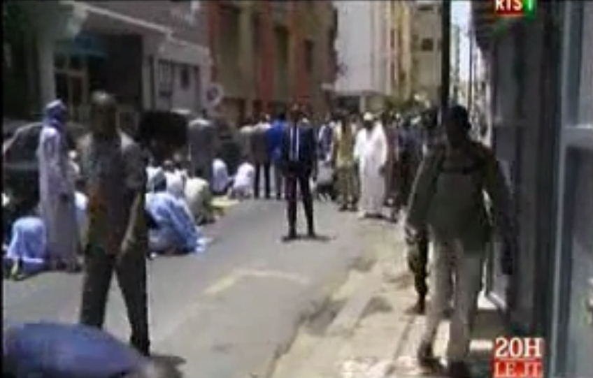 Incroyable! Le Président Macky Sall marche du Palais à la mosquée pour la prière du Vendredi – Regardez
