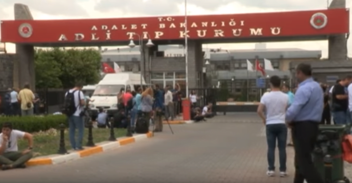 Vidéo: A l’institut médico-légal d’Istanbul, l’angoisse des proches – Regardez.