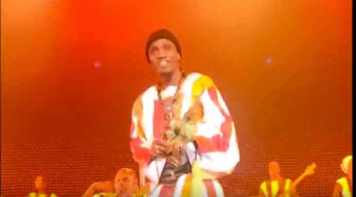 Vidéo: Entrée explosive de Waly Seck sur la scène. Regardez