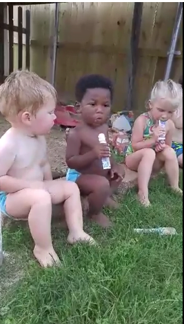 Vidéo: Après avoir torturé son ami, il lui offre une lampée. Regardez