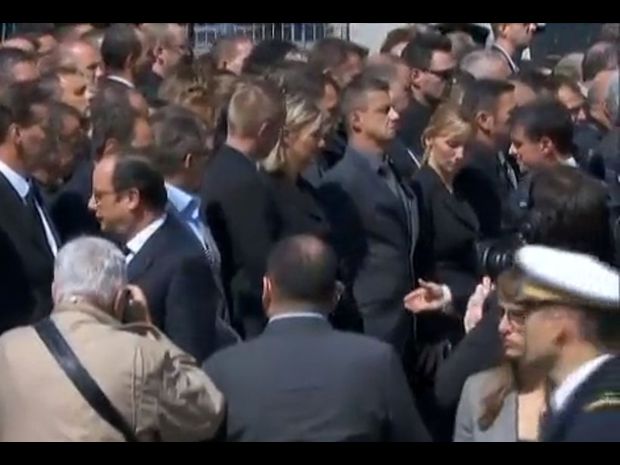 Versailles : Un policier refuse de serrer la main à Hollande et Valls