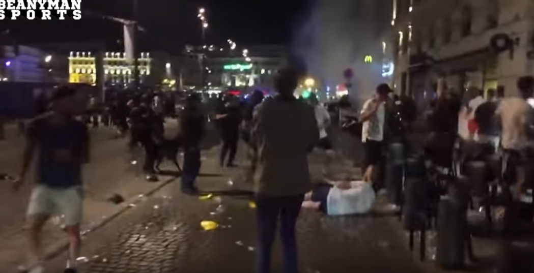 Vidéo: Violents affrontements entre supporters Anglais et Russes – Regardez