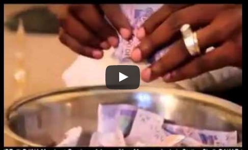 Vidéo: Il transforme le papier en argent. Regardez