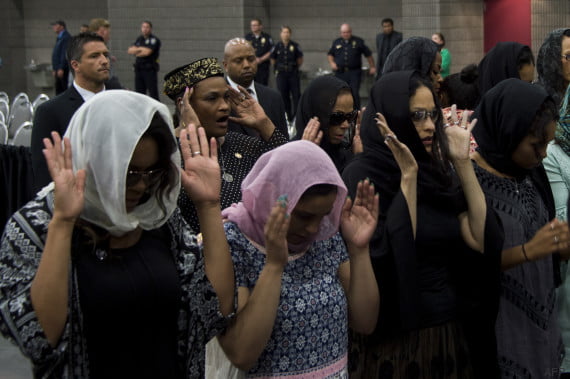Members of the family pray during the Jenazah prayer service to celebrate the life of boxing legend Muhammad Ali at Freedom Hall on June 9, 2016 in Louisville, Kentucky. / AFP PHOTO / JIM WATSON