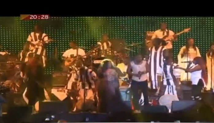 (Vidéo) Wally Ballago Seck « Tass Sa Cheveux » à Bercy avec Ndeye Gueye, Mbathio, Oumou Sow…