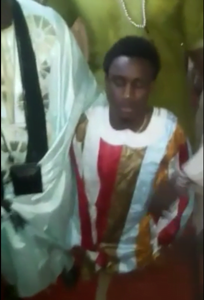 Vidéo: Waly Seck à genoux devant son marabout. Regardez!