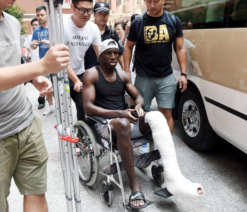 Arrêt sur image: Demba Ba quittant l&rsquo;hôpital sur une chaise roulante