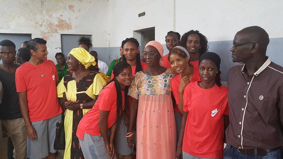 (4) Photos : Les Lionnes du Basket en communion avec les jeunes de Thiès