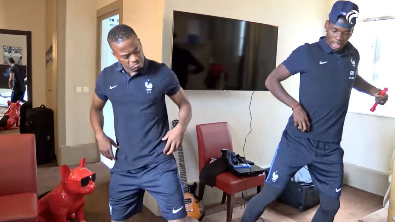 Vidéo: Quand Patrice Evra montre des pas de danse à Paul Pogba. Regardez