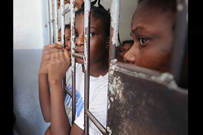 Ziguinchor: Une fille se 16 ans dévalise une boutique et braque le commerçant
