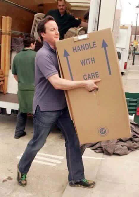 Arrêt sur image – L’ex Pm anglais David Cameron fait ses cartons…