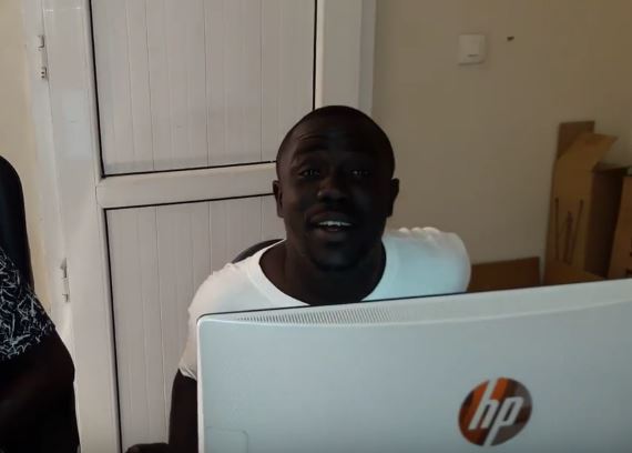 Vidéo – délire: le « français » de Bour Guéweul qui analyse les combats Sa Thiès vs Siteu et Modou Lo vs Gris Bordeau