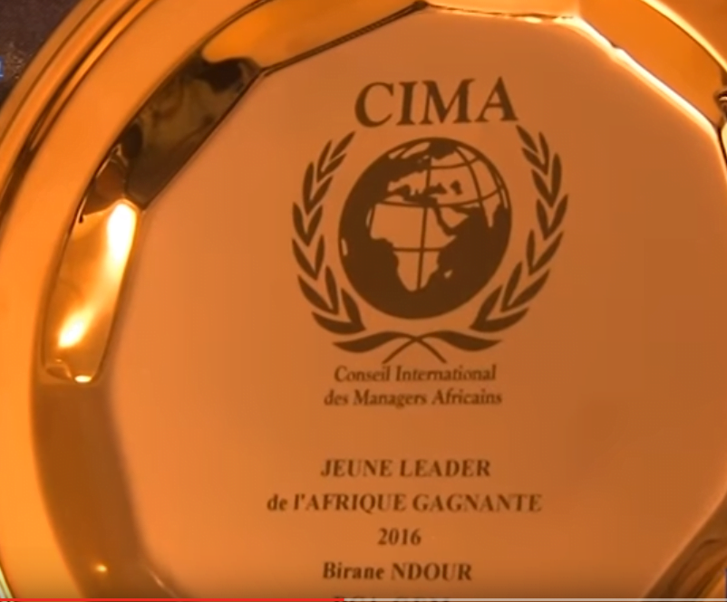 Vidéo: Présentation du prix du Jeune Leader de l’Afrique Gagnante décérné au fils de Youssou Ndour