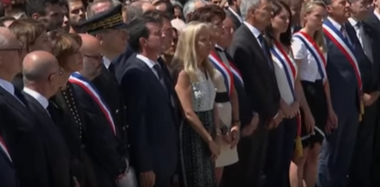 Vidéo: Le cortège de Manuel Valls copieusement hué par la foule à Nice – Regardez.