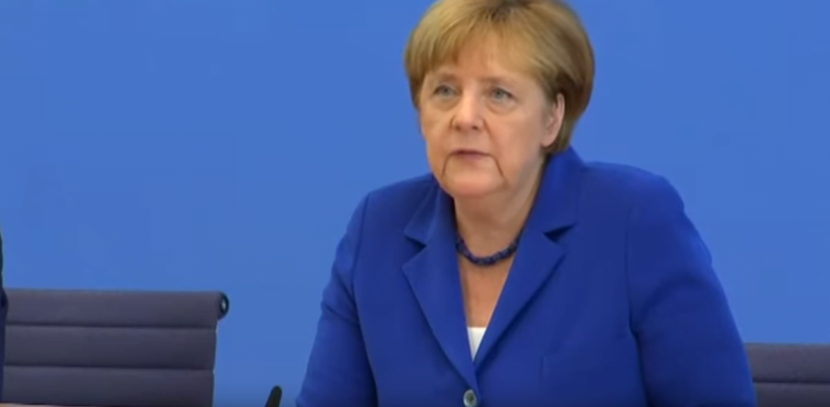 Vidéo: Malgré les attentats de l’EI, Angela Merkel maintient le principe d’accueil des réfugiés – Regardez.