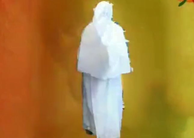 Vidéo – Bantamba caricature la dame vêtue de blanc qui accompagnait Yékini