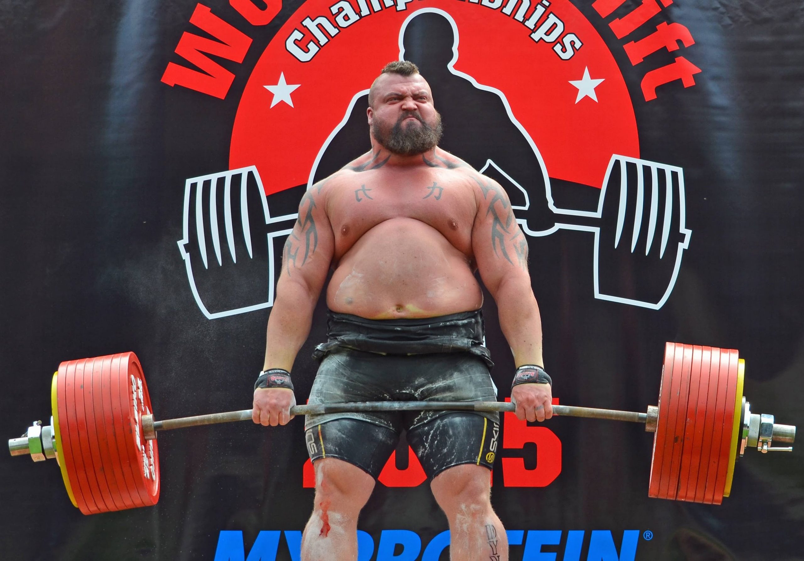 Vidéo: Il a failli mourir en soulevant 500 kg. Regardez