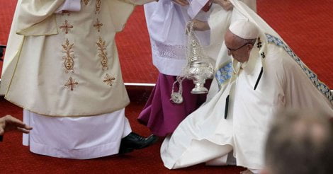 Vidéo – Le pape François rate une marche et tombe. Regardez