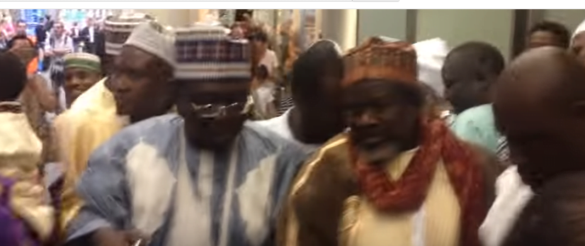 Vidéo: Arrivée splendide de Imam Cheikh Ahmed Tidiane Cissé en Angleterre