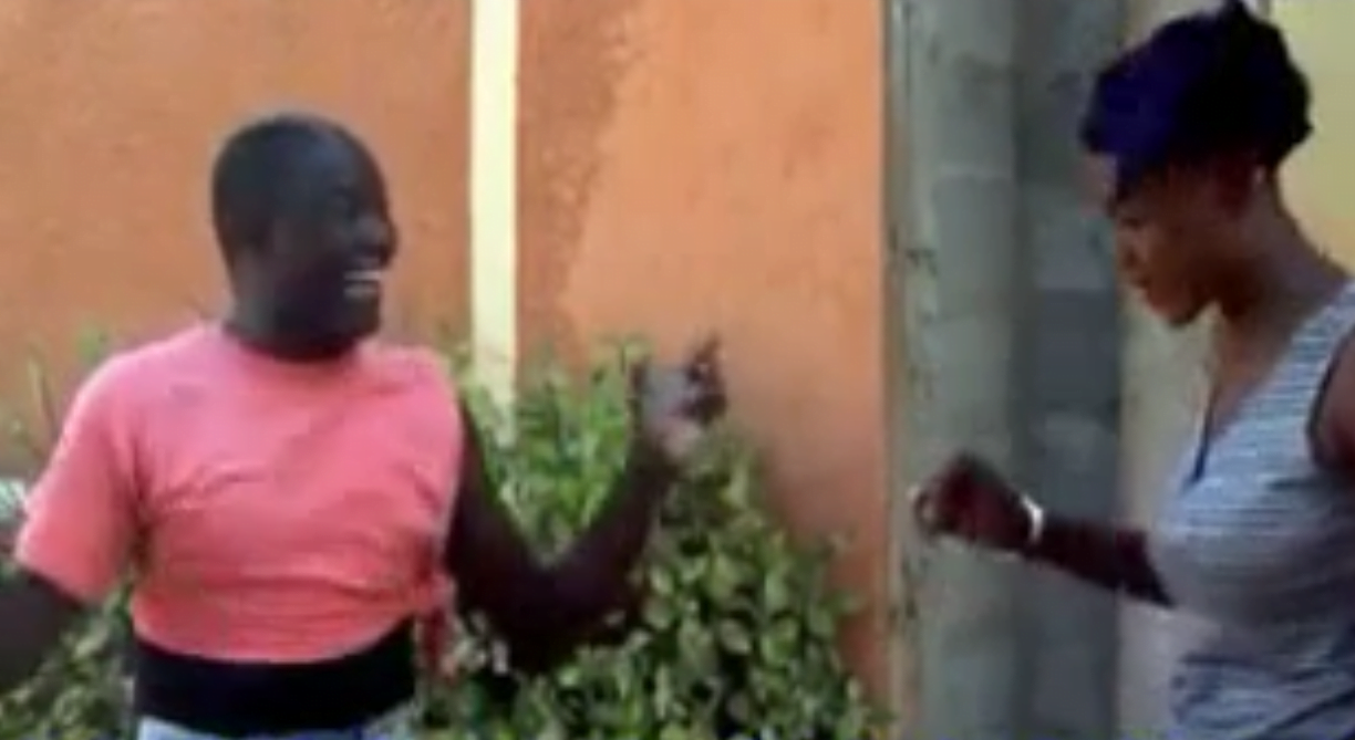 Vidéo – Manoumbé et la vendeuse de beignet à mourir de rire. Regardez
