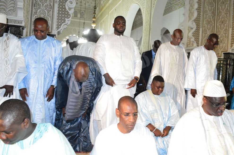 Photos: Macky Sall accompagné de ses fils Mansour et Amadou à la grande mosquée de Dakar