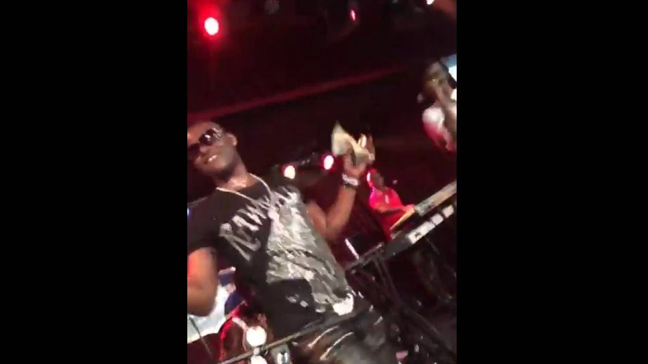 Vidéo: La danse endiablée et trop efféminée de l’homosexuel Pape Mbaye …sous les yeux de Waly Seck