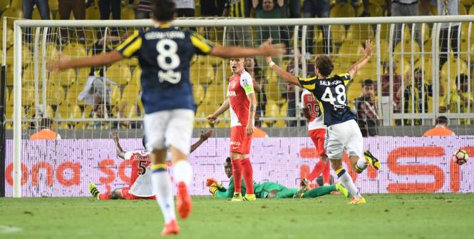 Vidéo: Emmanuel Emenike écoeure Monaco en préliminaires de la Ligue des Champions. Regardez