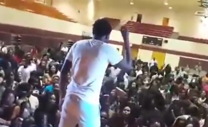 Vidéo: Waly Seck en mode « Tass sa Cheveux » à Maryland DC