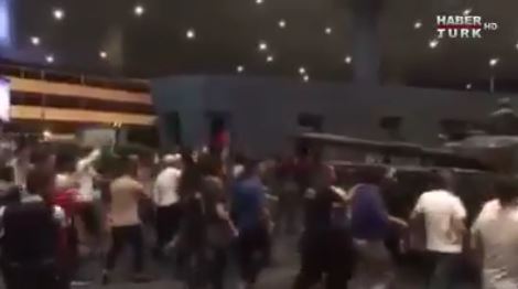 Vidéo: Le peuple turc se dresse devant un char de combat pour empêcher le coup d’Etat. Regardez