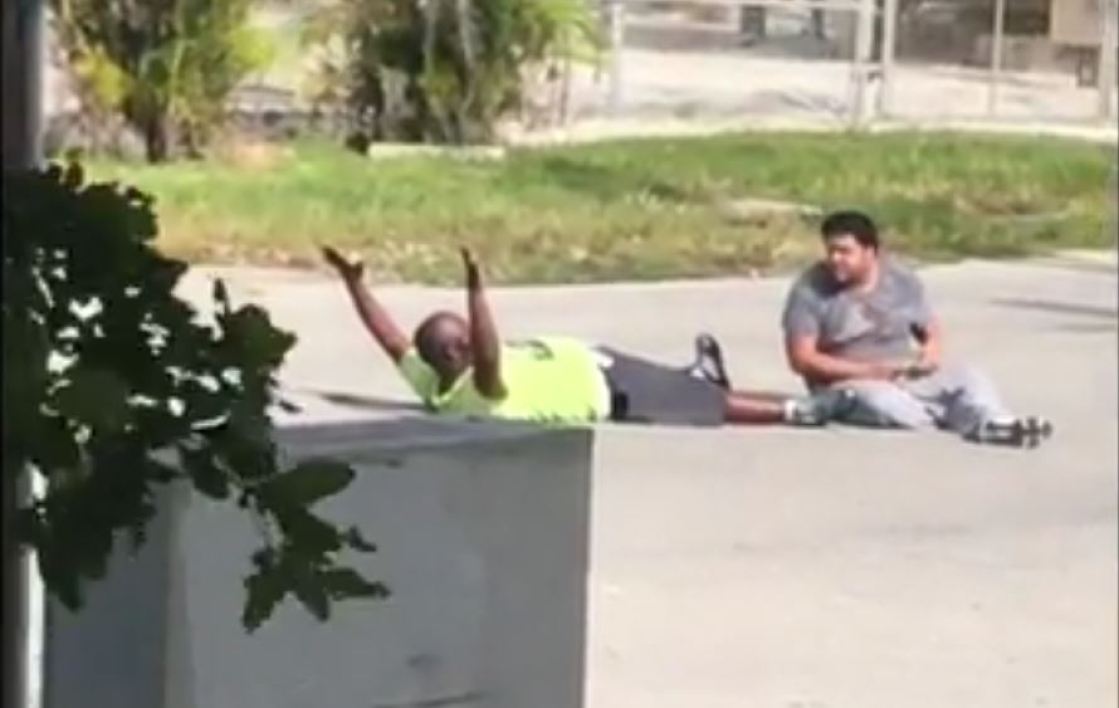 Vidéo: Un noir américain se fait tirer dessus allongé et sans arme. Regardez!
