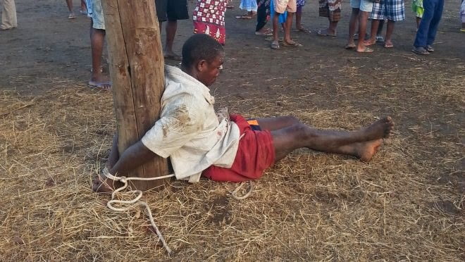 Ils fourguent dans l’anus du voleur de « Ngogne » des bâtons qui entraînent sa mort