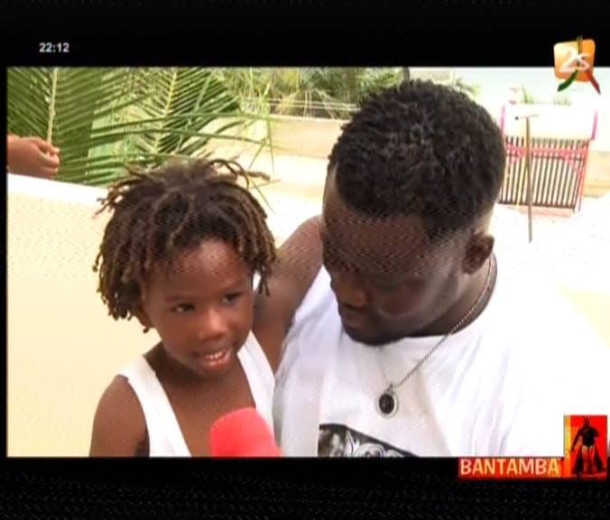 Vidéo: Le Fils de Eumeu Sène a peur du fils Balla Gaye 2, à mourir de rire – Regardez.
