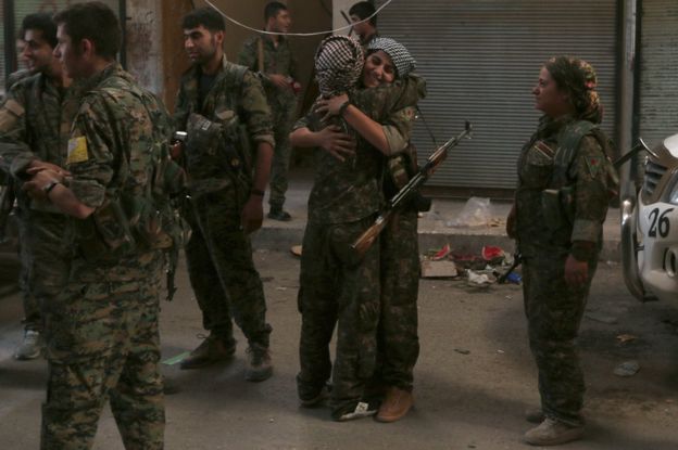 Syrie : les habitants de Manjib célèbrent la libération