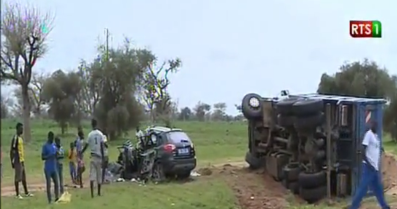 Vidéo – Un mort dans la collision entre un camion et une voiture 4×4, vers Bambey